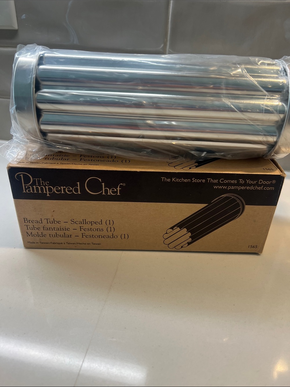 The Pampered Chef Stainless Steel Scalloped Bread Tube - Silver Never Opened!